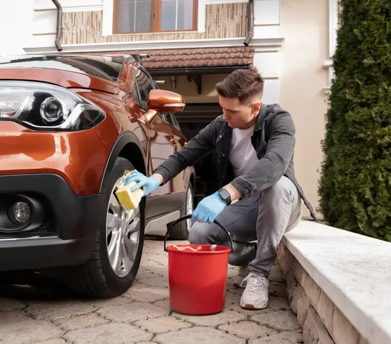 Lavage auto à domicile Saint-Romain-en-Gier : professionnel intervenant sur un véhicule